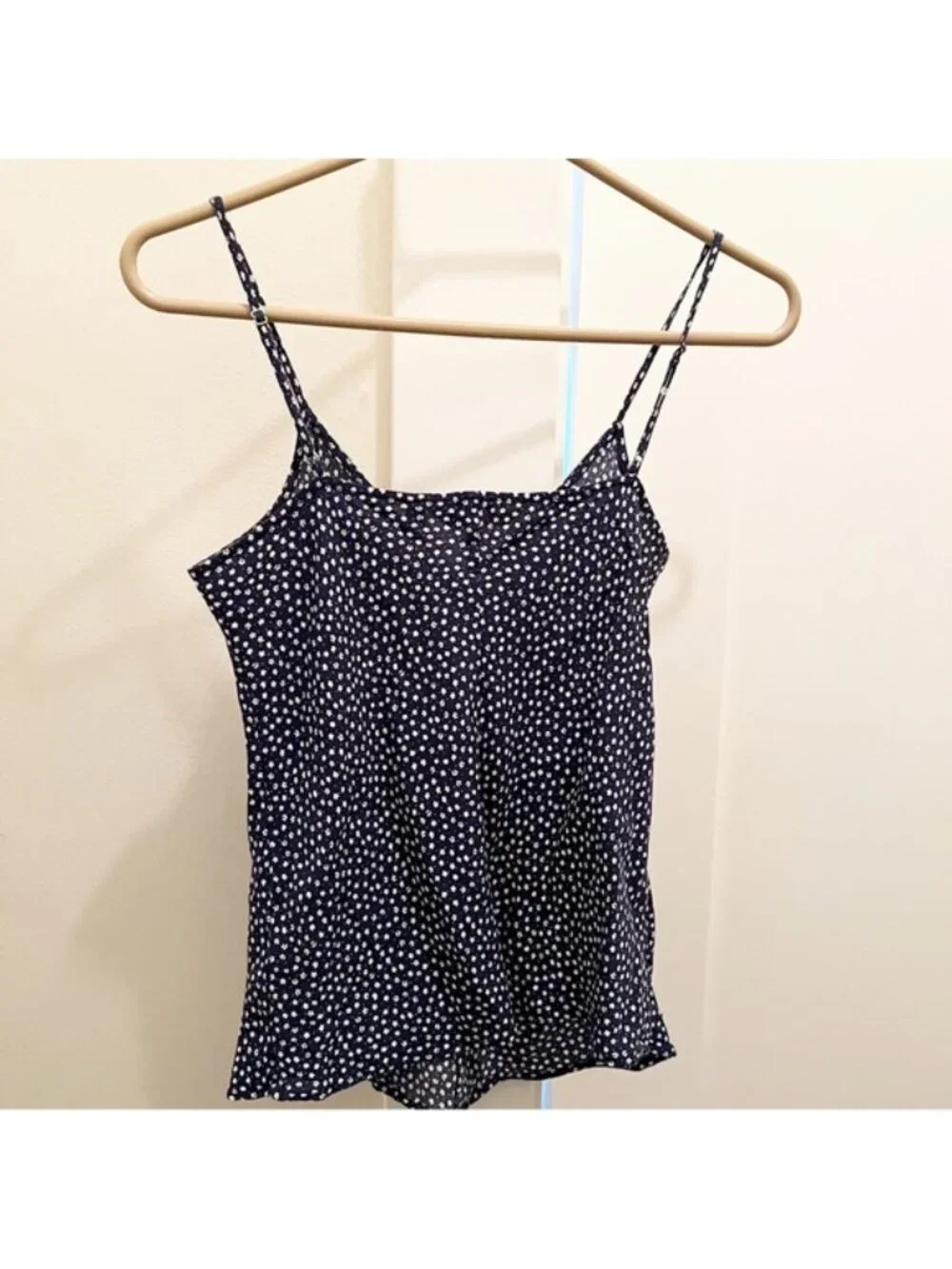 Sleeveless V-Neck Top - Picture 2 of 2